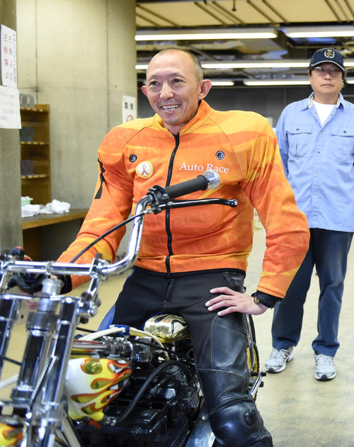 予選3Rで1着の若井友和は勝利者インタビューに向かう（撮影・柴田隆二）