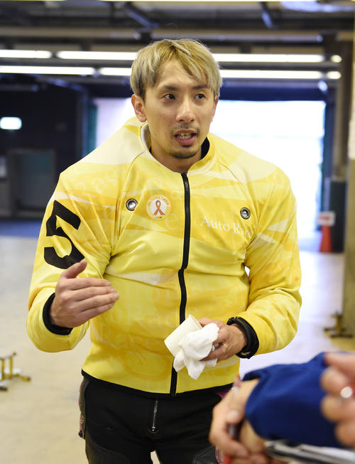 2日目予選7Rで1着の岩見貴史は記者の質問に答える（撮影・柴田隆二）
