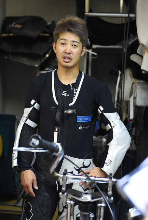 2日目予選7Rで2着の金子大輔は記者の質問に答える（撮影・柴田隆二）