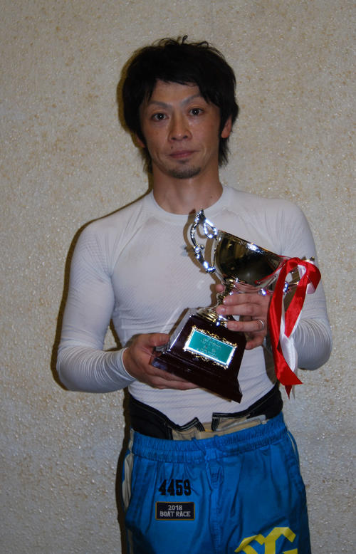 日刊スポーツカップを手にホッとした表情の片岡雅裕