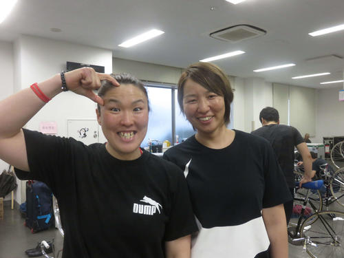明日13日の開催が中止・順延になりおどけた表情を見せる加藤恵（左）と尾崎睦