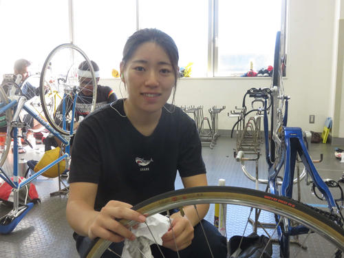 バンク練習を終えた高橋智香は自転車の整備をする