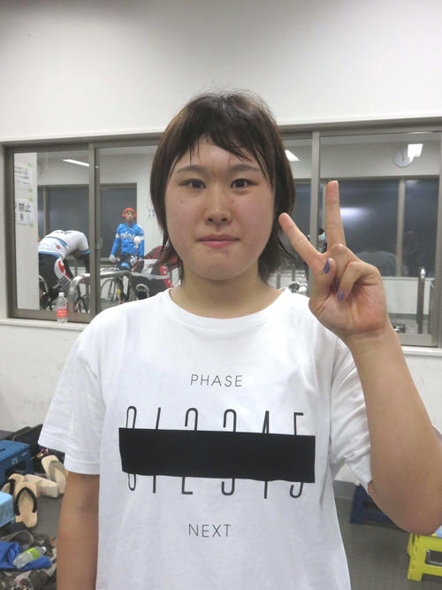 初日3着同着の清水彩那はピースサイン