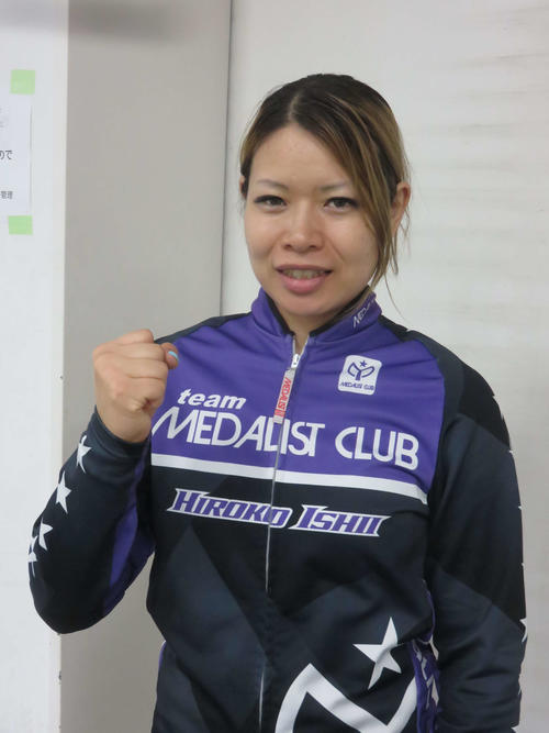 石井寛子は笑顔で拳に力を込める