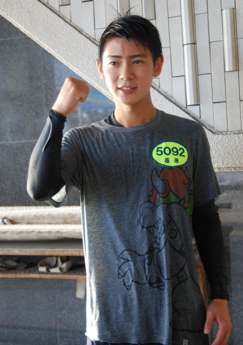 デビュー39走目で初勝利を挙げた篠原晟弥。水神祭の後、笑顔でガッツポーズ（撮影・神田成史）