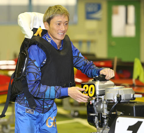 G1全日本覇者決定戦5日目　ボートを押す峰竜太（撮影・菊川光一）