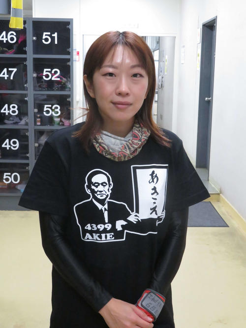 師匠・加瀬智宏から提供された記念Tシャツを着る松本晶恵（撮影・湯田坂賢一）