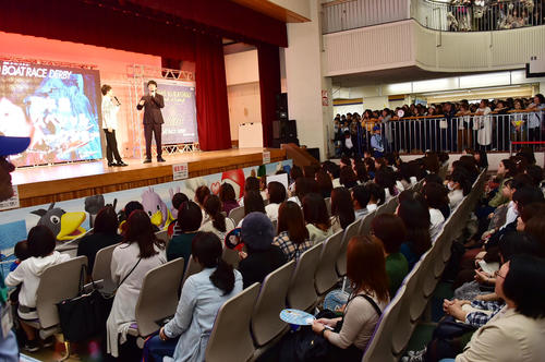 超満員の会場に登場の田中圭（撮影・外山鉄司）