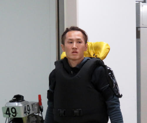 上昇著しい42号機をゲットした白井英治（撮影・窪寺伸行）
