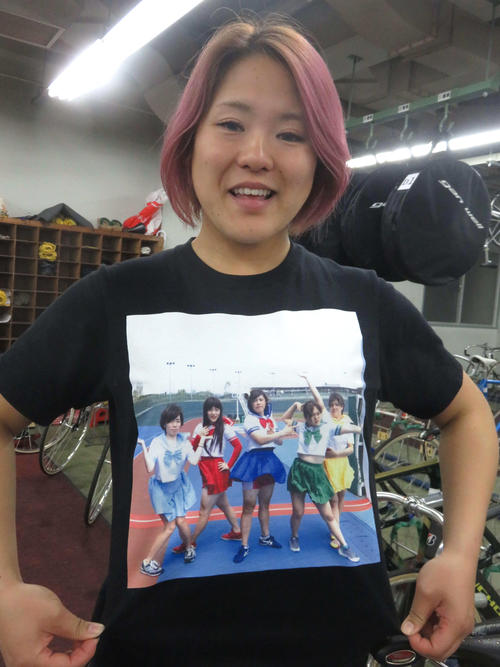 セーラームーンのコスプレ写真のTシャツで過ごしている板根茜弥。右から2人目が板根、中央は奥井迪