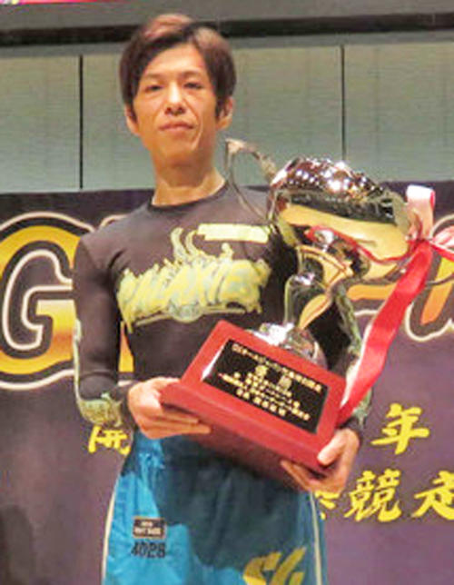 表彰式で優勝カップを手にする田村隆信