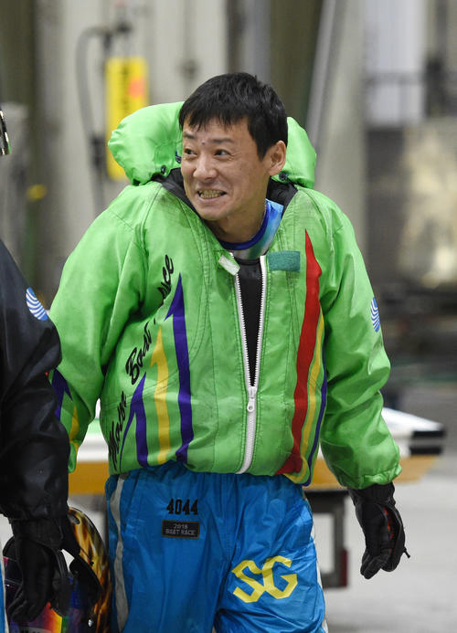 8R予選で1着の湯川浩司は笑顔を見せる（撮影・柴田隆二）