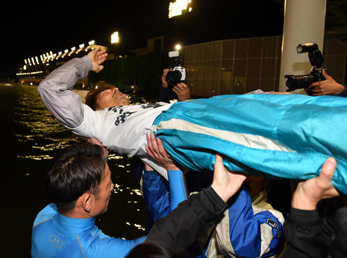 2000勝を達成した徳増秀樹は、水神祭で仲間から投げ込まれる（撮影・柴田隆二）