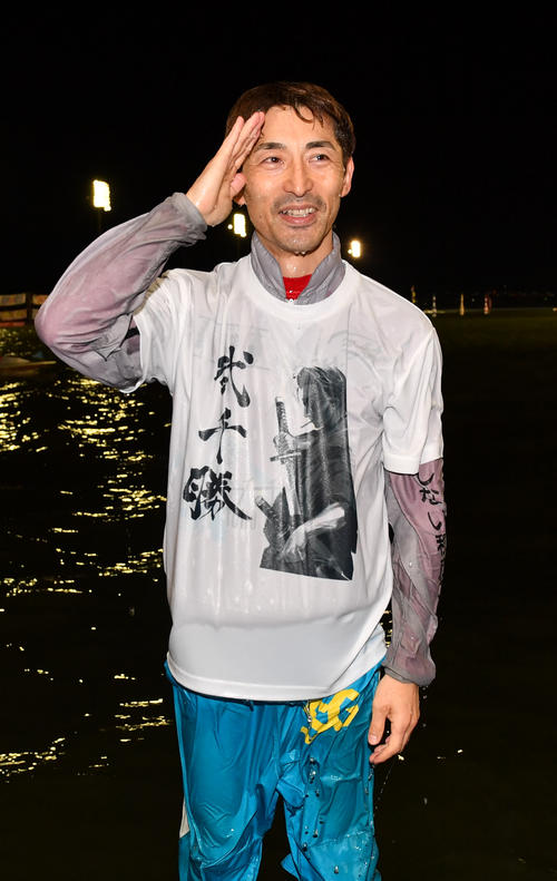 2000勝を達成した徳増秀樹は水神祭の後、敬礼ポーズする（撮影・柴田隆二）