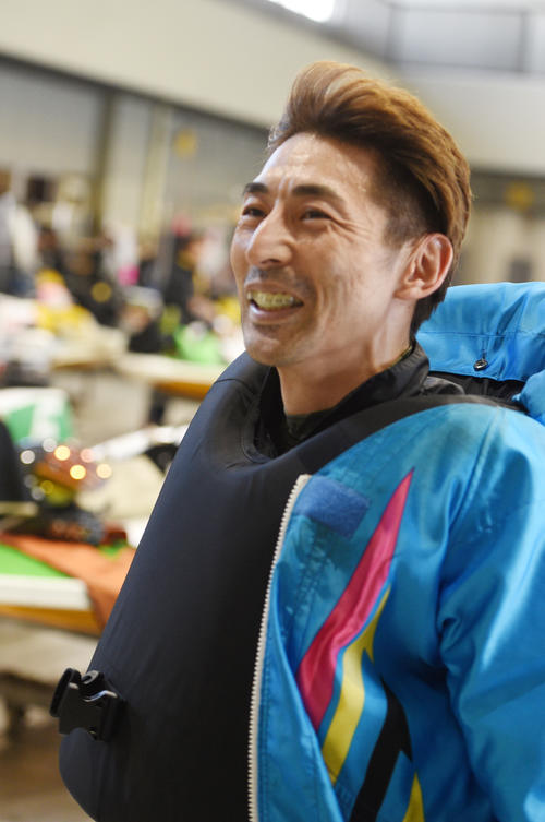 2R予選で1着の徳増秀樹は笑顔を見せる（撮影・柴田隆二）