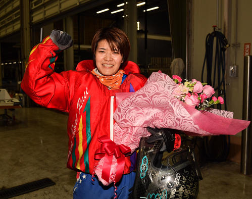 レディースチャレンジカップを優勝しガッツポーズする遠藤エミ（撮影・柴田隆二）