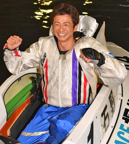 チャレンジカップで優勝しガッツポーズする石野貴之