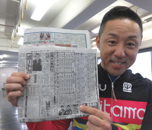 芝田和之が27日付本紙戸田ボート欄に登場した息子京介を指さす（枠内右側が京介）