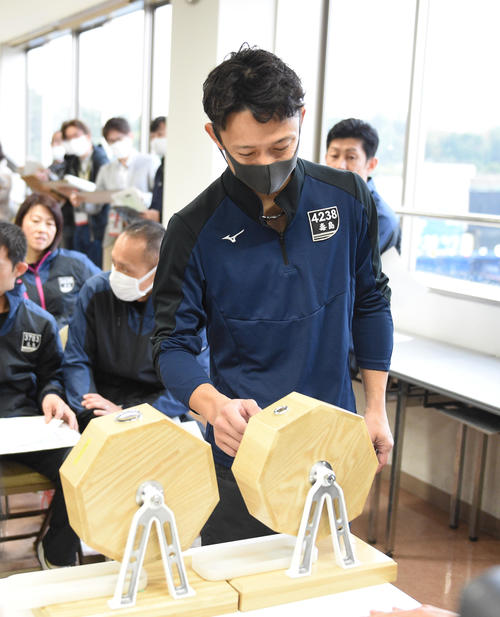 モーター、ボートの抽選を1番目にする毒島誠（撮影・柴田隆二）