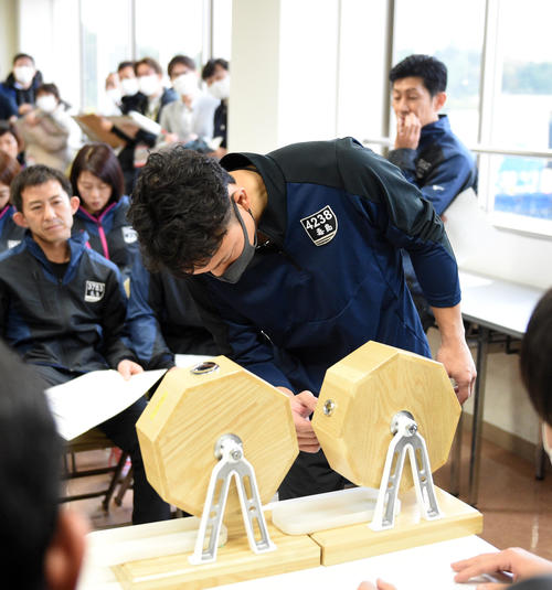 モーター、ボートの抽選を1番目にする毒島誠は何回しても出ずのぞき込む（撮影・柴田隆二）