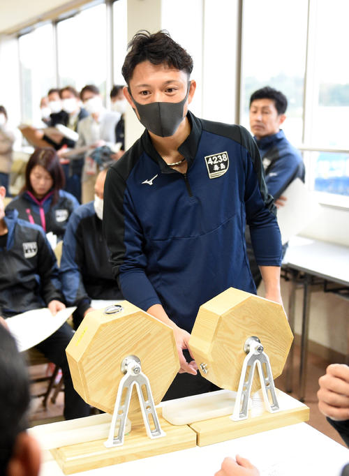 モーター、ボートの抽選を1番目にする毒島誠は「玉が出ません」と関係者に訴える（撮影・柴田隆二）
