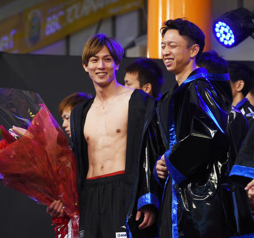 開会式で肉体美を披露する永井彪也。右は毒島誠（撮影・柴田隆二）