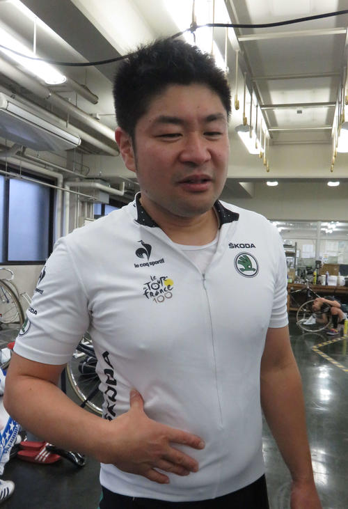 お腹ををさすりながら予選9Rを振り返る大矢将大
