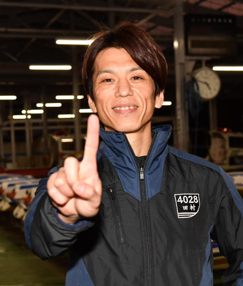 あみだくじで1枠を抽選した田村隆信は1番のポーズ（撮影・柴田隆二）