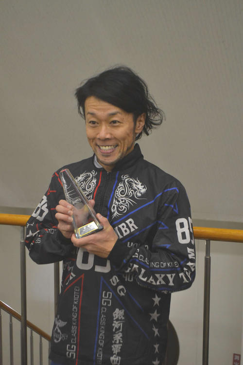 2年2カ月ぶりの優勝を飾った桐本康臣はトロフィーを手に笑顔を見せた