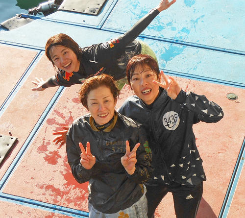 前節で2500勝達成の山川美由紀（中央）が水神祭で祝福を受けた。左は西村美智子、右は寺田千恵（撮影・田中大樹）