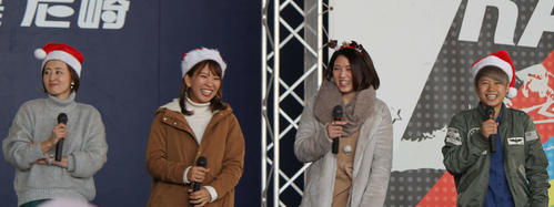 尼崎ボートでトークショーを行う女子レーサー（左から）藤堂里香、小野生奈、安井瑞紀、来田衣織（撮影・北條直治）
