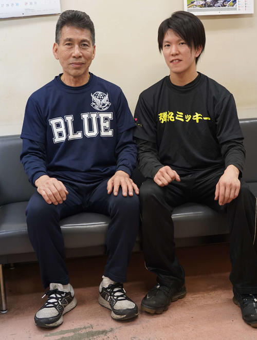 篠崎実（左）の愛称「弾丸ミッキー」Tシャツを着た鈴木圭一郎と記念撮影