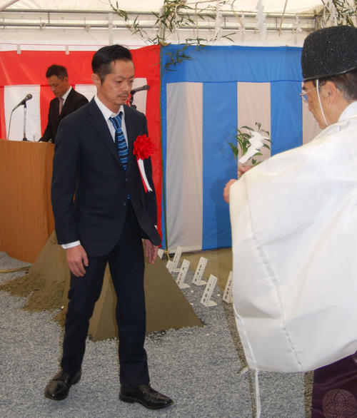 新築工事の安全祈願祭に参加した塩田雄一（撮影・神田成史）