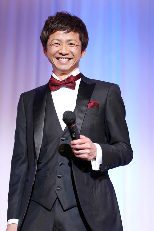 グランプリ前夜祭で笑顔を見せる石野（撮影・上山淳一）