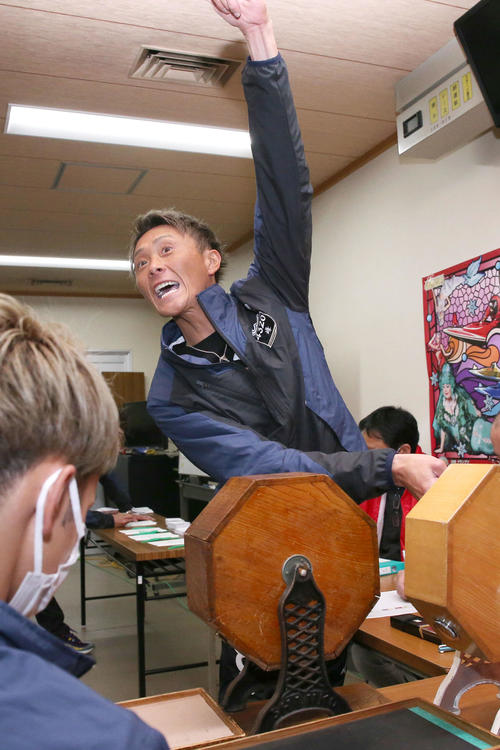 モーター番号「88」を引き喜ぶ峰竜太（撮影・上山淳一）