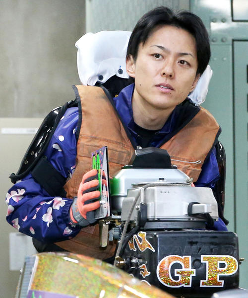 33号機の立て直しを図る柳沢一（撮影・上山淳一）