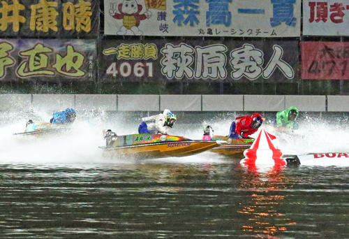 住之江11Rトライアル2・1周2マーク（撮影・上山淳一）