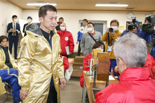 抽選する瓜生正義（撮影・上山淳一）