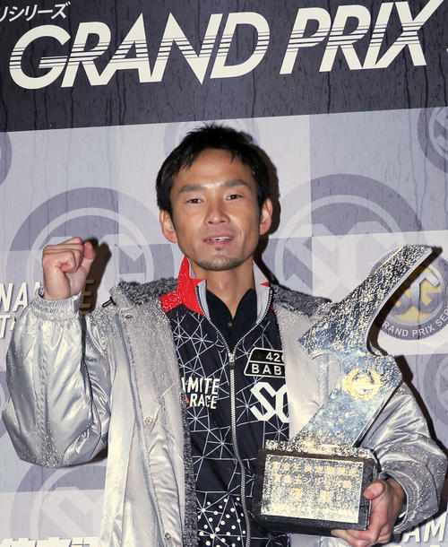 優勝戦を制し、トロフィーを手にガッツポーズする馬場貴也（撮影・上山淳一）