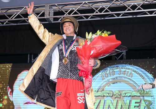 グランプリを制した石野貴之は黄金のヘルメットをかぶり笑顔で手を振る（撮影・上山淳一）