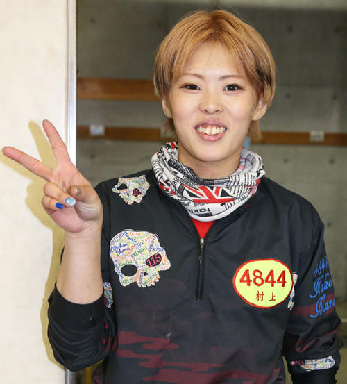 明るい髪の色がひときわ目立つ村上奈穂