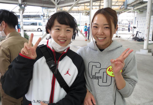 大山千広（右）と記念撮影する韓国選手のパン・ヘジン