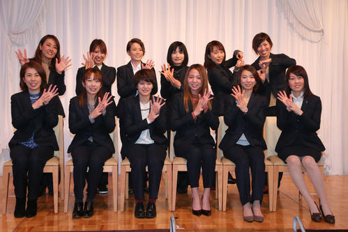 後列左から香川素子、小野生奈、平高奈菜、日高逸子、今井美亜、長嶋万記、前列左から田口節子、松本晶恵、遠藤エミ、大山千広、守屋美穂、寺田千恵（撮影・梅根麻紀）