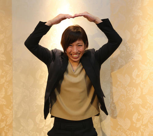 前夜祭で健闘を誓う長嶋万記はクイーンズ8周年にちなみ「8」？　のポーズ