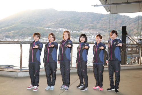 レースでの健闘を誓う左から遠藤エミ、守屋美穂、田口節子、日高逸子、小野生奈、長嶋万記（撮影・梅根麻紀）