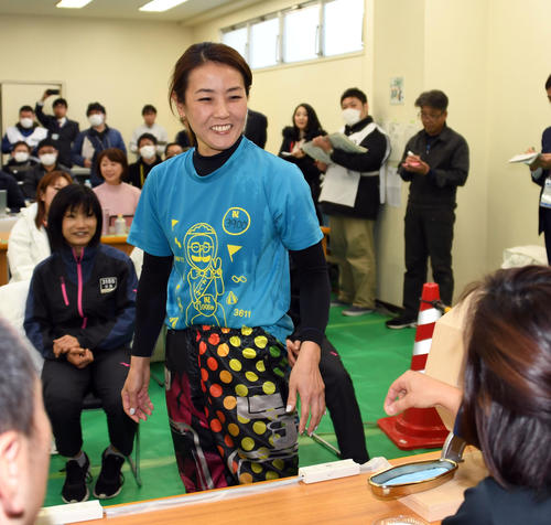 2日目の枠番抽選で1号艇を引き笑顔の香川素子（撮影・今浪浩三）