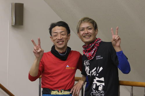 初日10R、2周1M逆転で制した池永太（右）は通算1000勝を達成し、師匠の原田富士男とVサイン