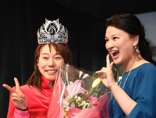 賞金女王に輝きティアラをかぶった今井美亜（左）に花束を渡す島崎和歌子（撮影・今浪浩三）
