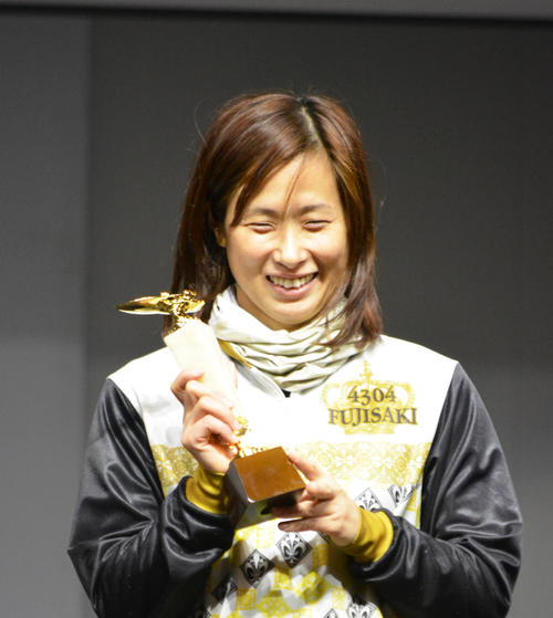 大波乱の一戦を制した藤崎小百合は今年初Vに笑顔（撮影・栗原ひろ人）