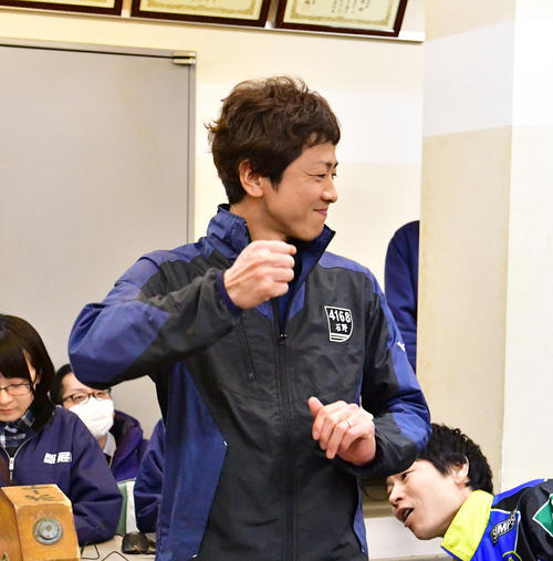 枠番抽選で1号艇を引きガッツポーズを見せた石野貴之（撮影・外山鉄司）